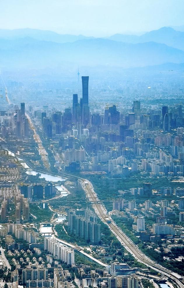 北京 第一次空中看到长安街从右下角的第二外国语学院到左上角的新首钢大桥，两点相距