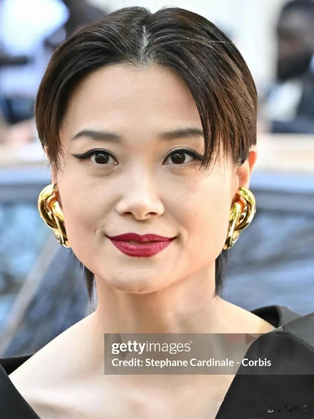 李宇春居然也老了这么多！
厚重的粉底液都盖不住她的法令纹和木偶纹，
眼袋黑眼圈也