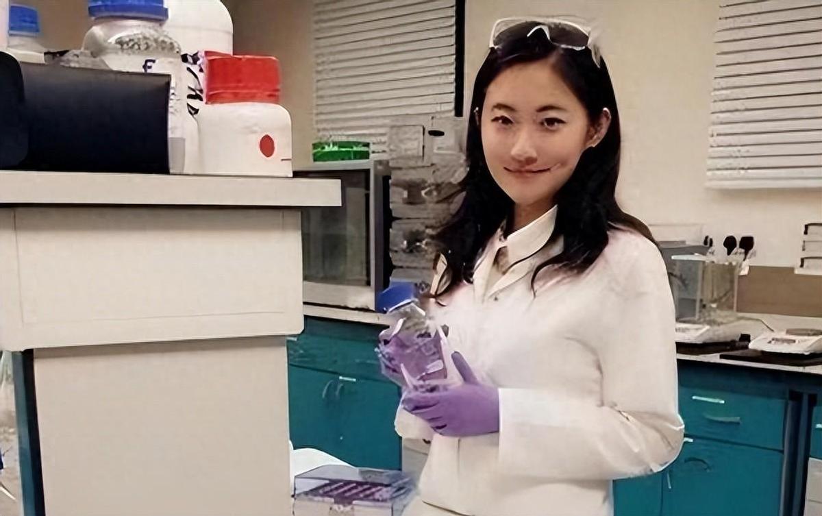 2000年，来自河南的14岁天才少女何碧玉以750分的高分考上了清华！四年后，何