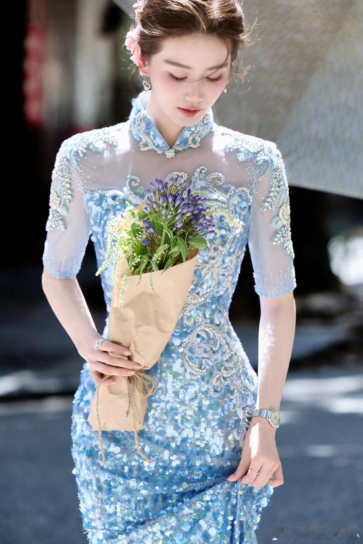 1.热依扎养家压力挺大的，女儿、父母都要她来照顾，没人帮忙分担。2.刘诗诗又因“