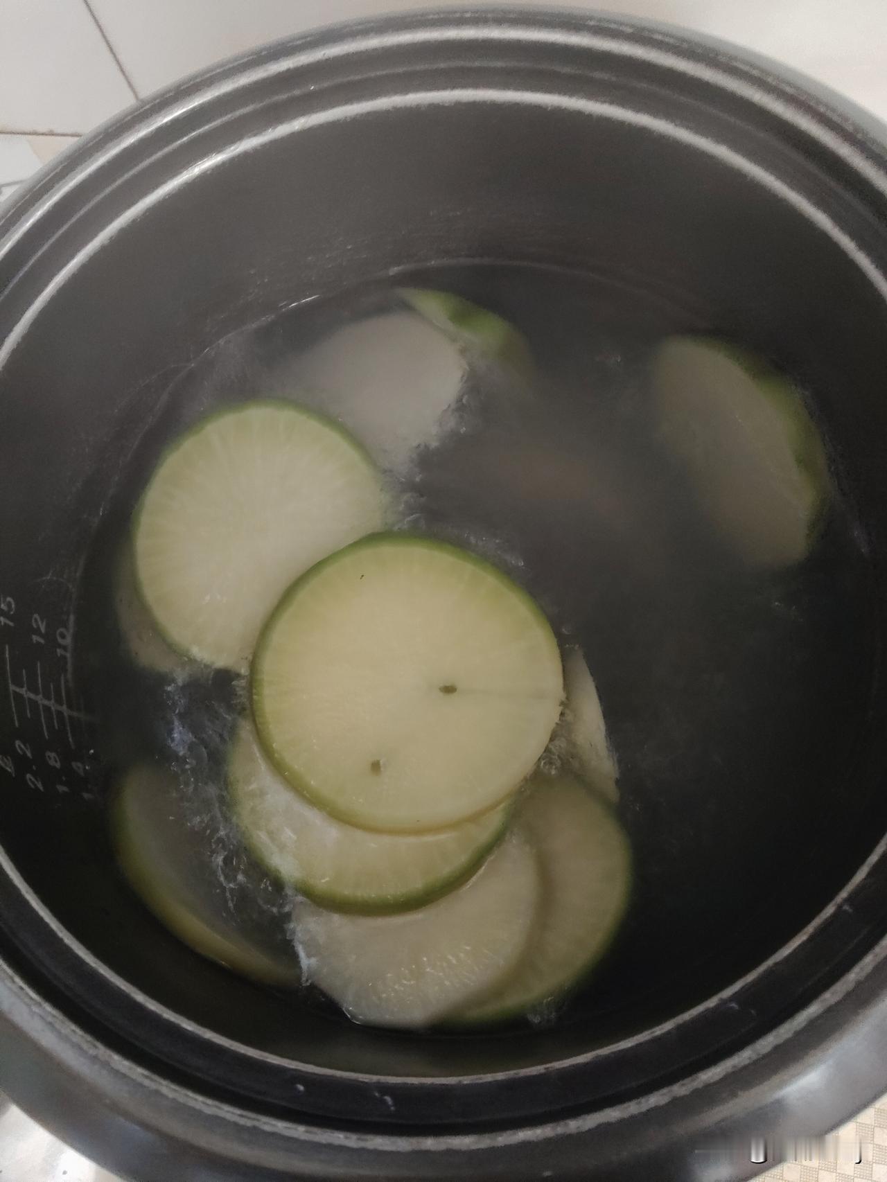 我觉得，
常年吃萝卜，对身体大有好处的。

过去，我的老母亲有慢性支气管炎，这些