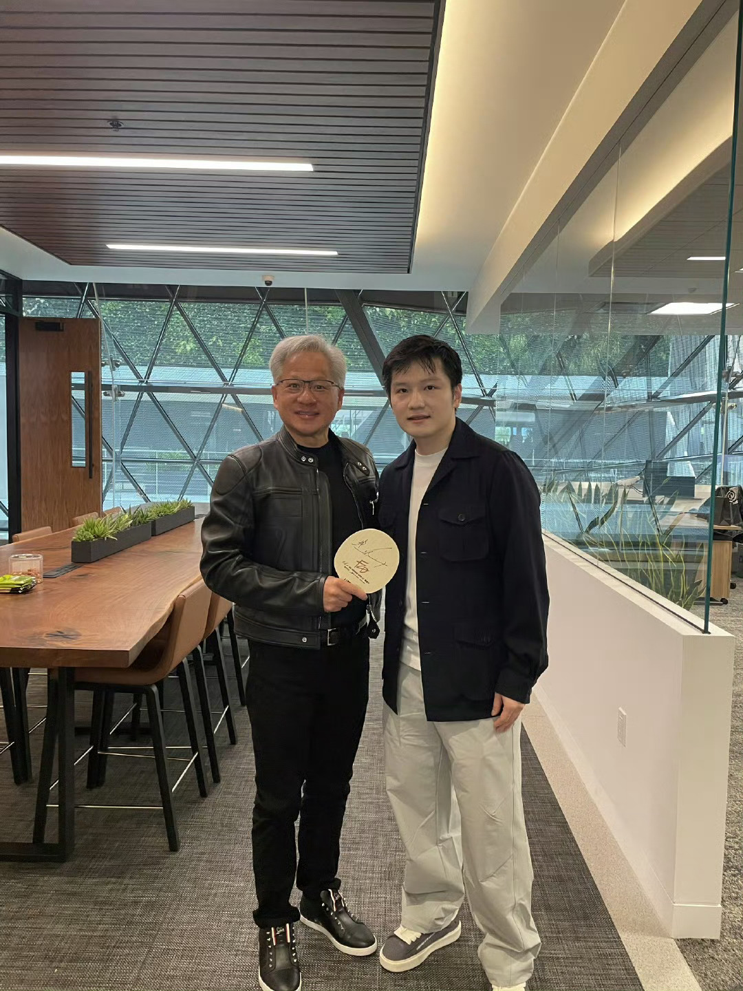 英伟达晒黄仁勋樊振东合照 提高乒乓球乃至体育的影响力，樊振东一直在路上，他一直在