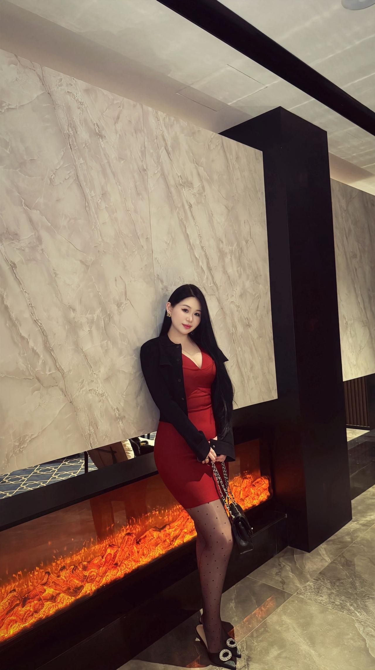优雅红裙，火红背景，尽显时尚魅力！