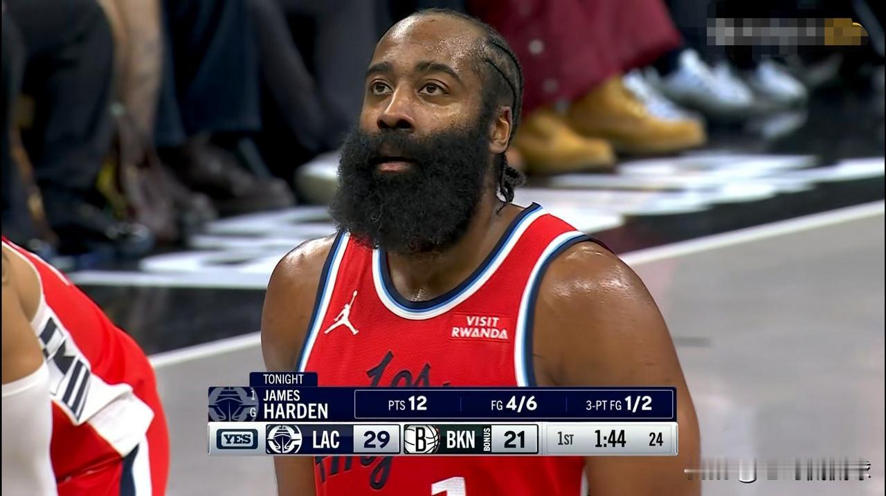 快船巨星哈登真是太不给旧主篮网面子了！在今天快船客场挑战篮网的比赛中，目前双方的