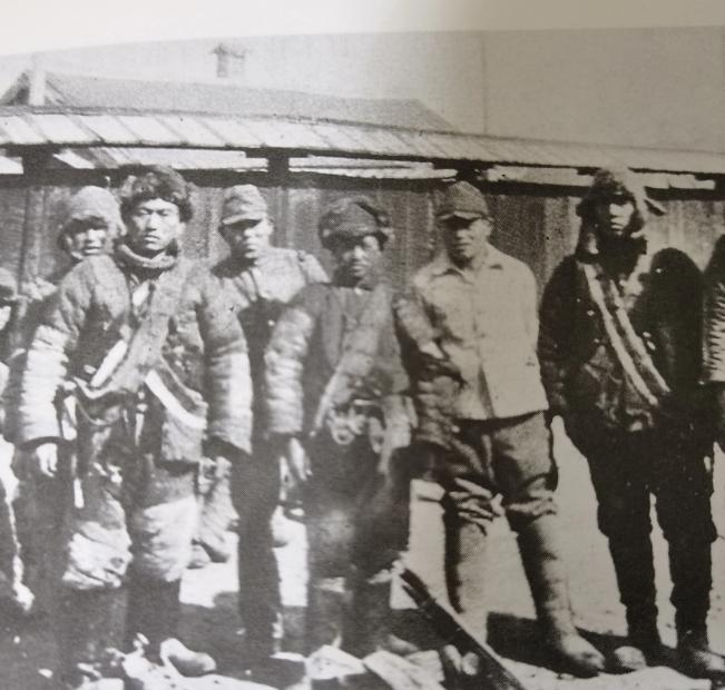 1931年的一天，在黑龙江省林口县五道河子屯的山上，一男孩正在山上放羊， 突然听