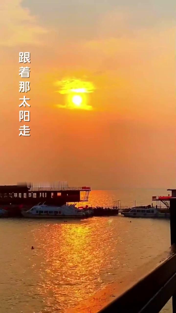 西部放歌。
演唱者：华语群星。
制片人：芙蓉传媒。
哗啦啦的黄河水，日夜向东流。