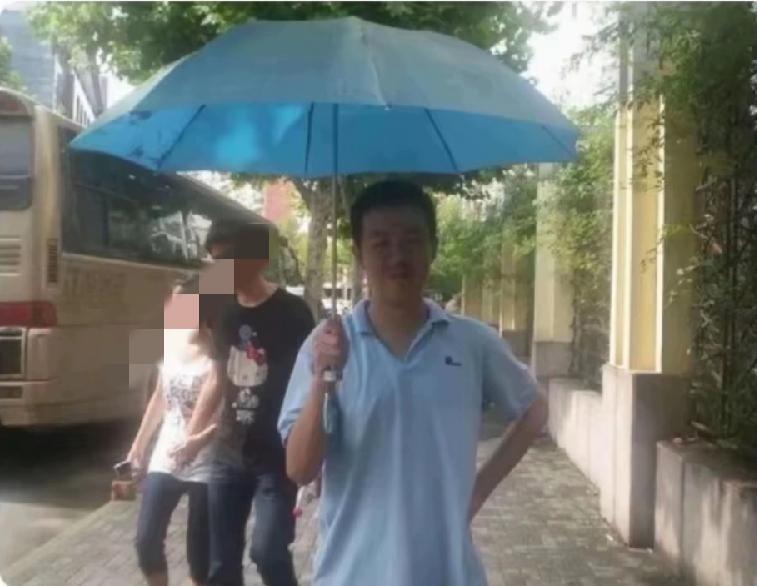 网暴全红婵的群主徐某，31岁，才被行拘10天，太轻了，至少15天！罚款，不知道罚