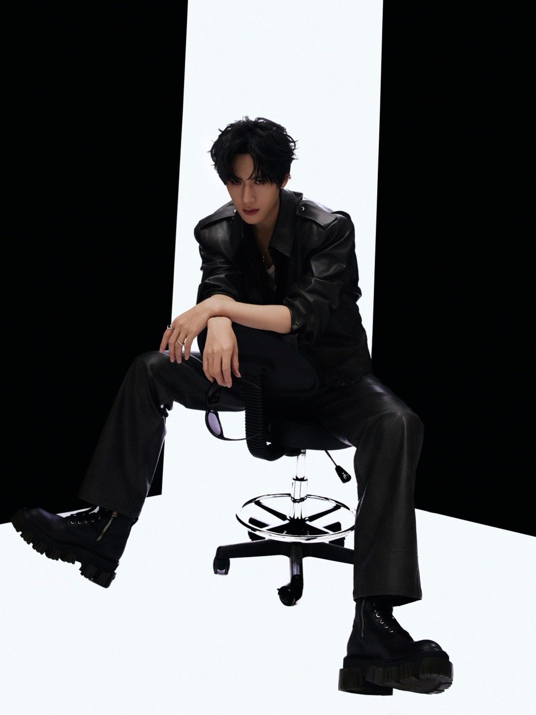 展轩 × 造型大片，一袭 Al'emoti 皮革套装出镜，优雅黑白光影，尽显摩登