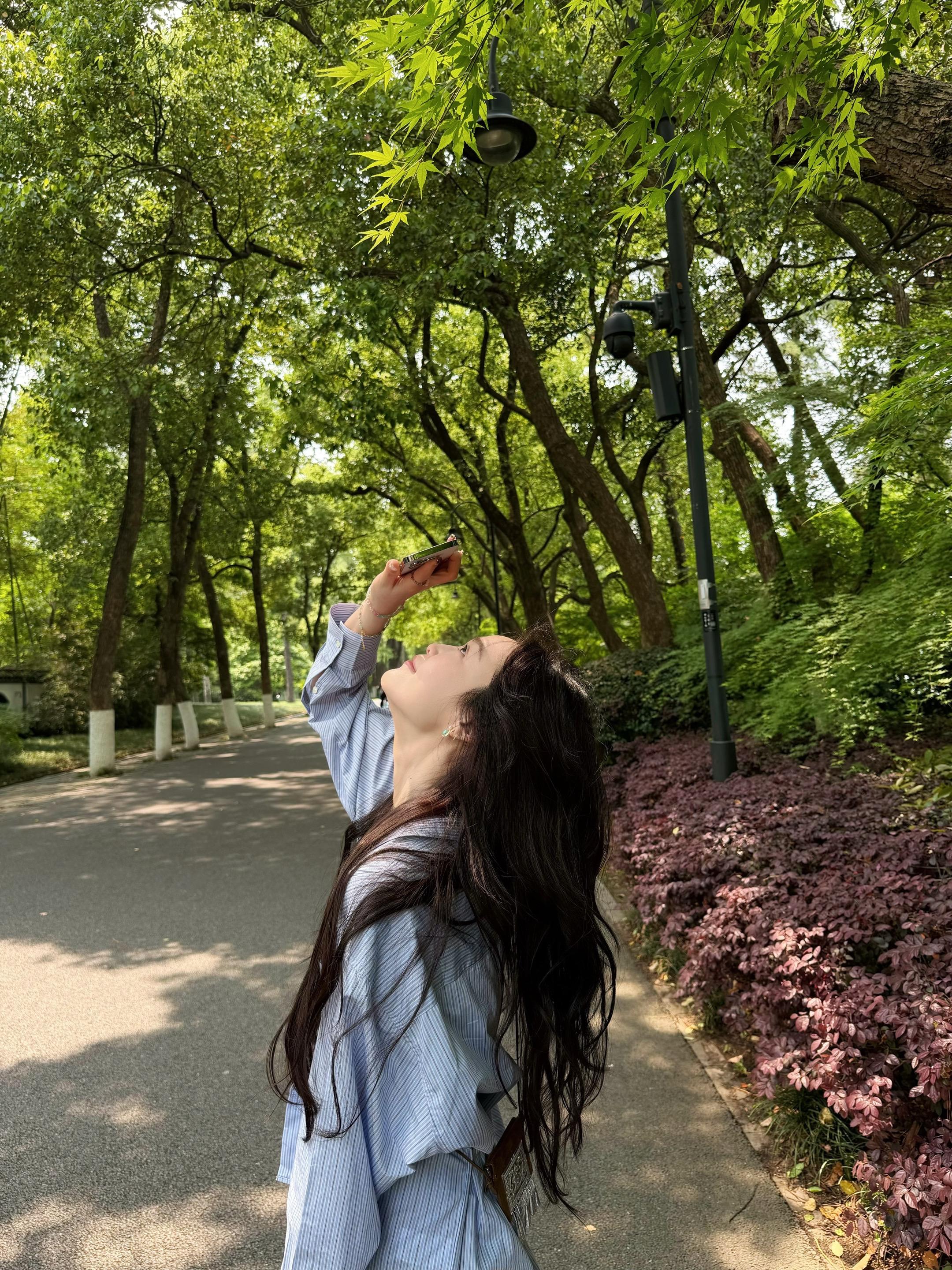 我学着不去担心得太远。