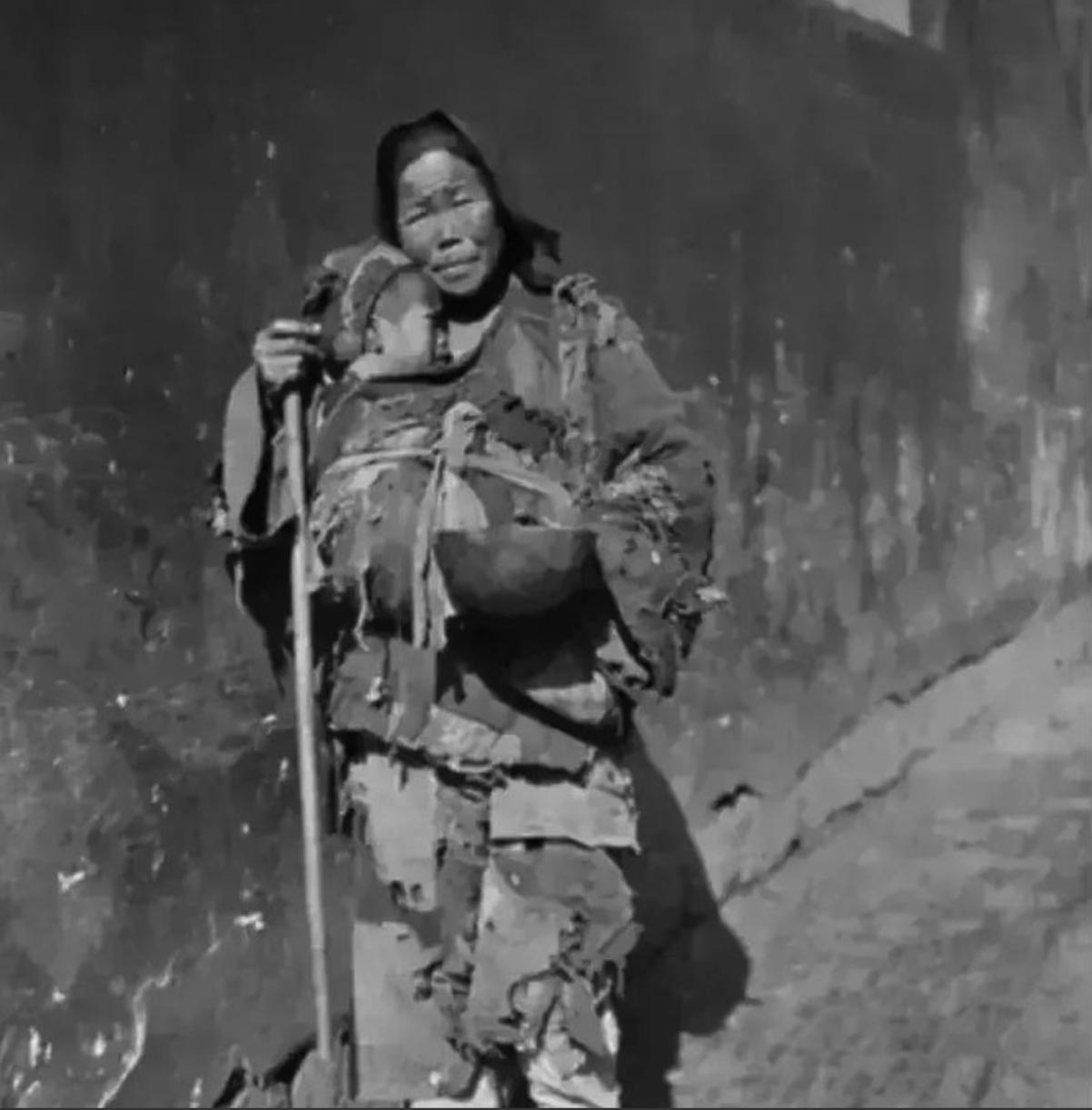 1949年，女乞丐求见县委书记被拦。她掏出包裹急道：“这有十六两黄金，请转交书记