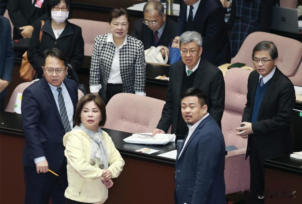 韩国瑜“没收”质询权，党团协商傅昆萁为什么不妥协？韩国瑜此战完美收官，国民党找回