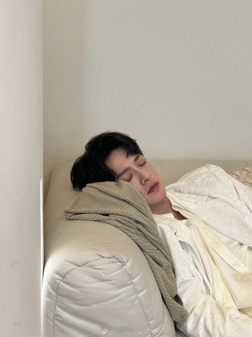 还是好震撼……一个人怎么能在别人衣服旁边睡的这么踏实。完全是fqq到了老公不在身
