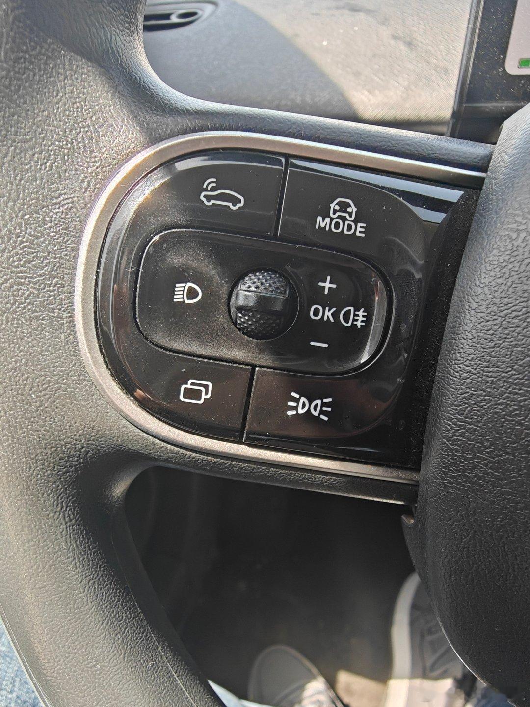 🔻奇怪的操作逻辑🔻方向盘上的近光灯开关打开后，左组合开关后拉是闪远光（不锁定