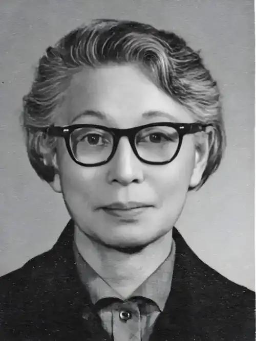 穿旗袍，刷马桶，住破屋，烤蛋糕，她才是真贵族。
全家族移居海外，唯独她死守上海。