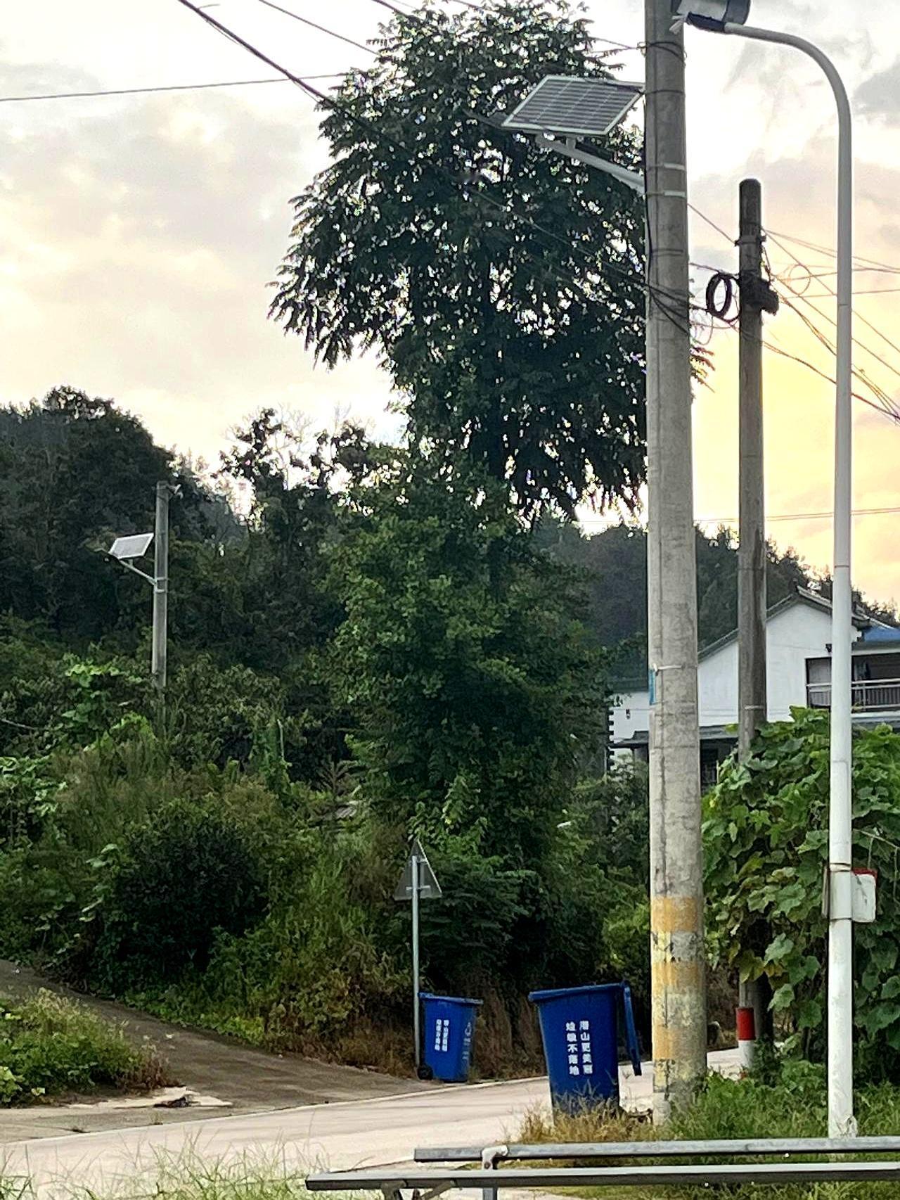 深夜把钥匙交回公司的那刻，站在车边愣了好一会儿，水杯、薄荷糖、乘客落下的小梳子，