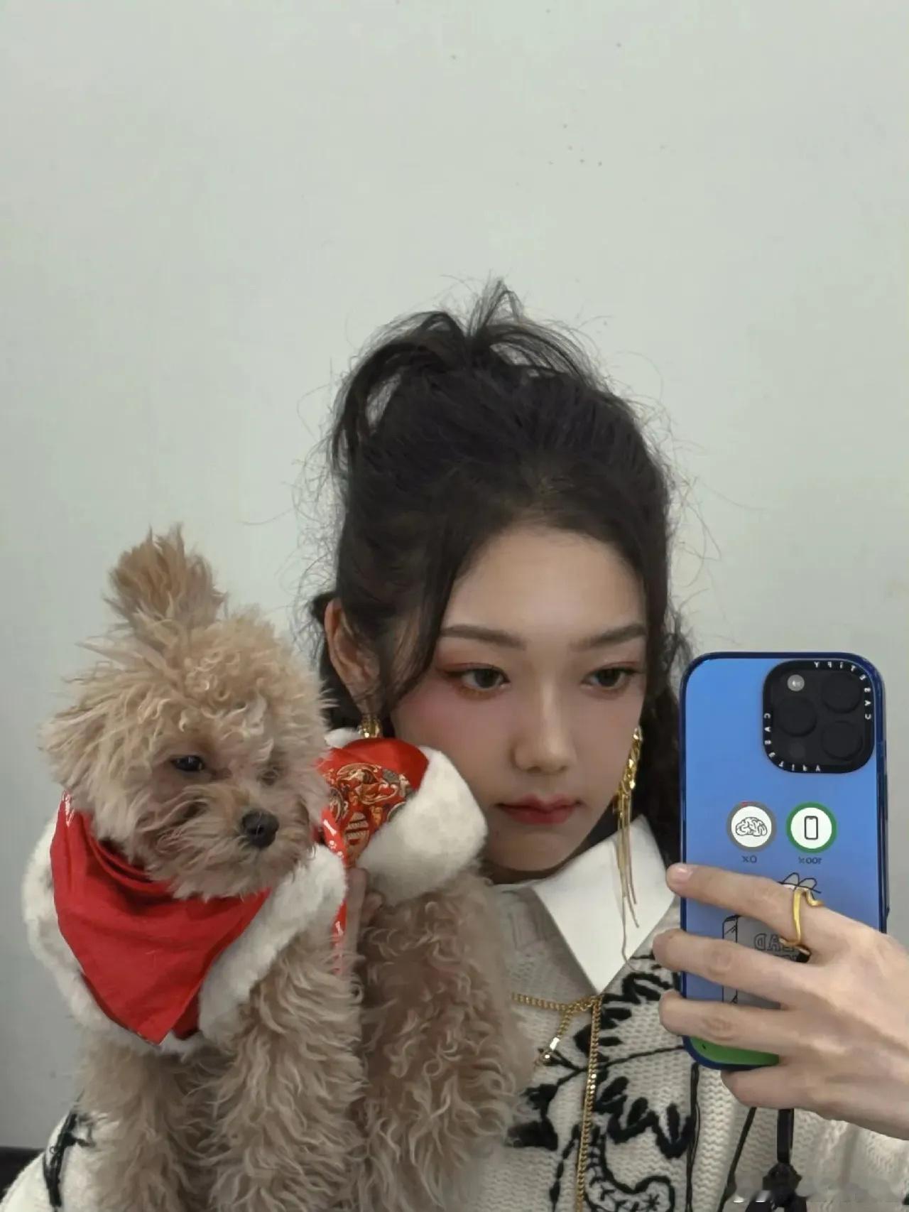 希林娜依高回应拖行小狗 希林娜依高回应拖拽，吊小狗争议，她说“平时小狗跑的可快了