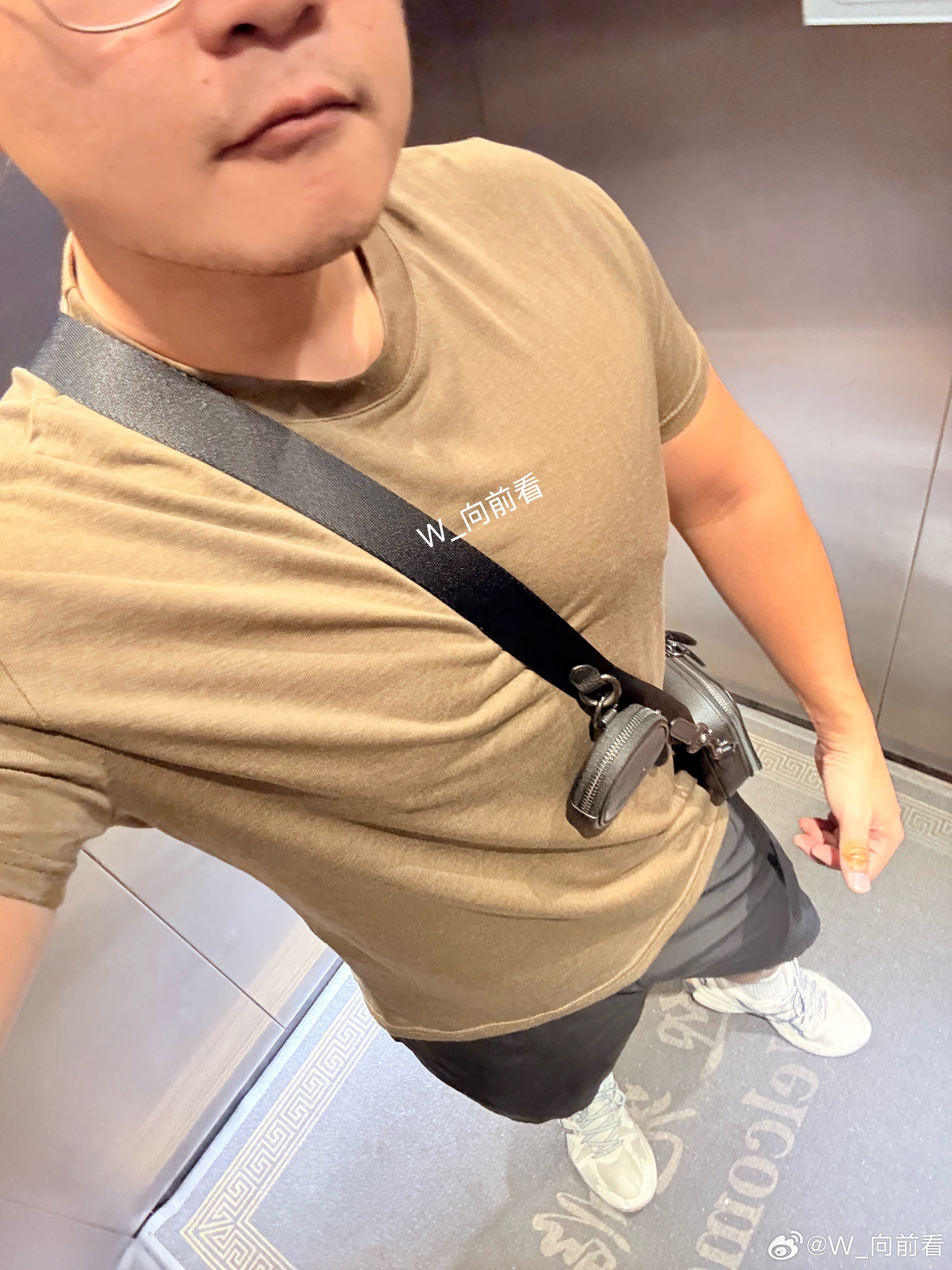 今日份出街ootd ！热啊…… 