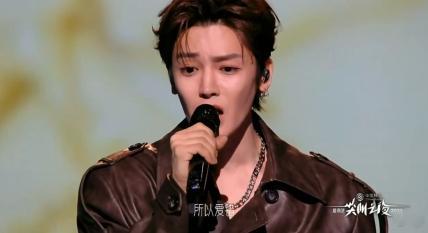 侯明昊 好听 侯明昊的歌声就是一场听觉盛宴！他的嗓音干净纯粹，没有一丝杂质，高音