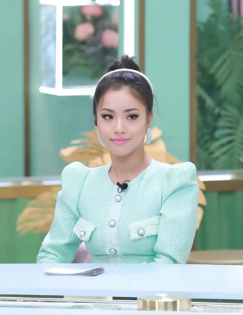 金鹤龙把王菊化成刘亦菲了 王菊那些口红口绿们，她真的好米😍给大家分享一些王菊大