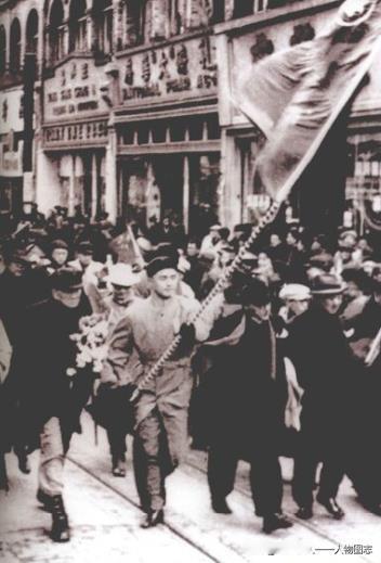 1950年12月16日，荣毅仁(举旗者)参加上海工商界抗美援朝大游行。