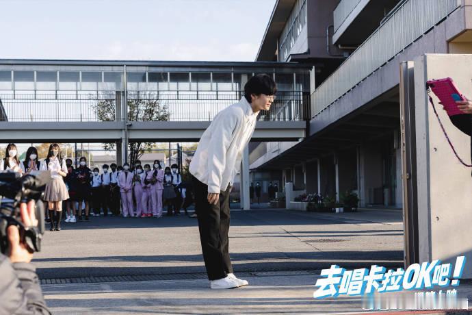 当帮派大佬爱上卡拉OK  谁懂啊，这奇妙搭配！帮派大佬遇上卡拉 OK 秒变 “迷