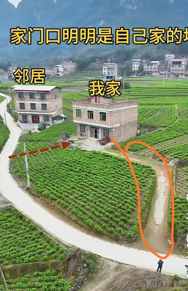 想不明白啊，
这两家邻居，
红色箭头修一条路不更近吗，
绕那么一道弯，
来回串个