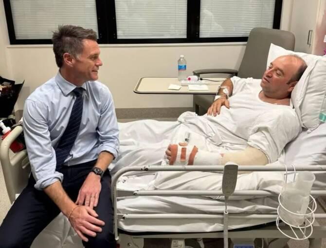 43岁的水果摊贩艾哈迈德赤手空拳在悉尼恐怖袭击中扑倒了一名持枪袭击者，虽受伤但仍