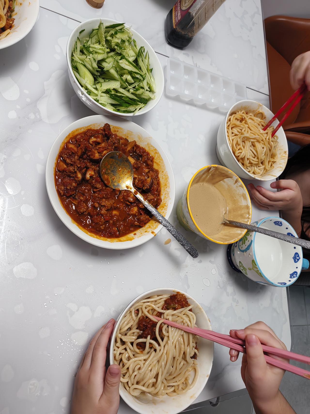冰箱里的菜忒多，没有还不行。
     午饭，米饭，炒菜。
晚饭，懒得做饭了，吃