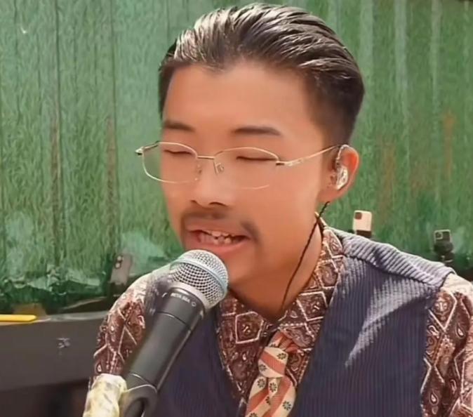 我先给大家看两个人，看大家认不认识？张定宇，不认识吧，你们肯定不认识，抗疫英雄，