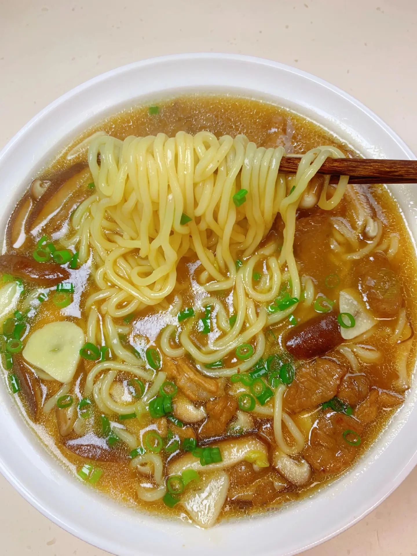 最爱吃的香菇肉丝面，简单又好吃。哈喽大家，今天吃香菇肉丝面® 汤鲜味美...