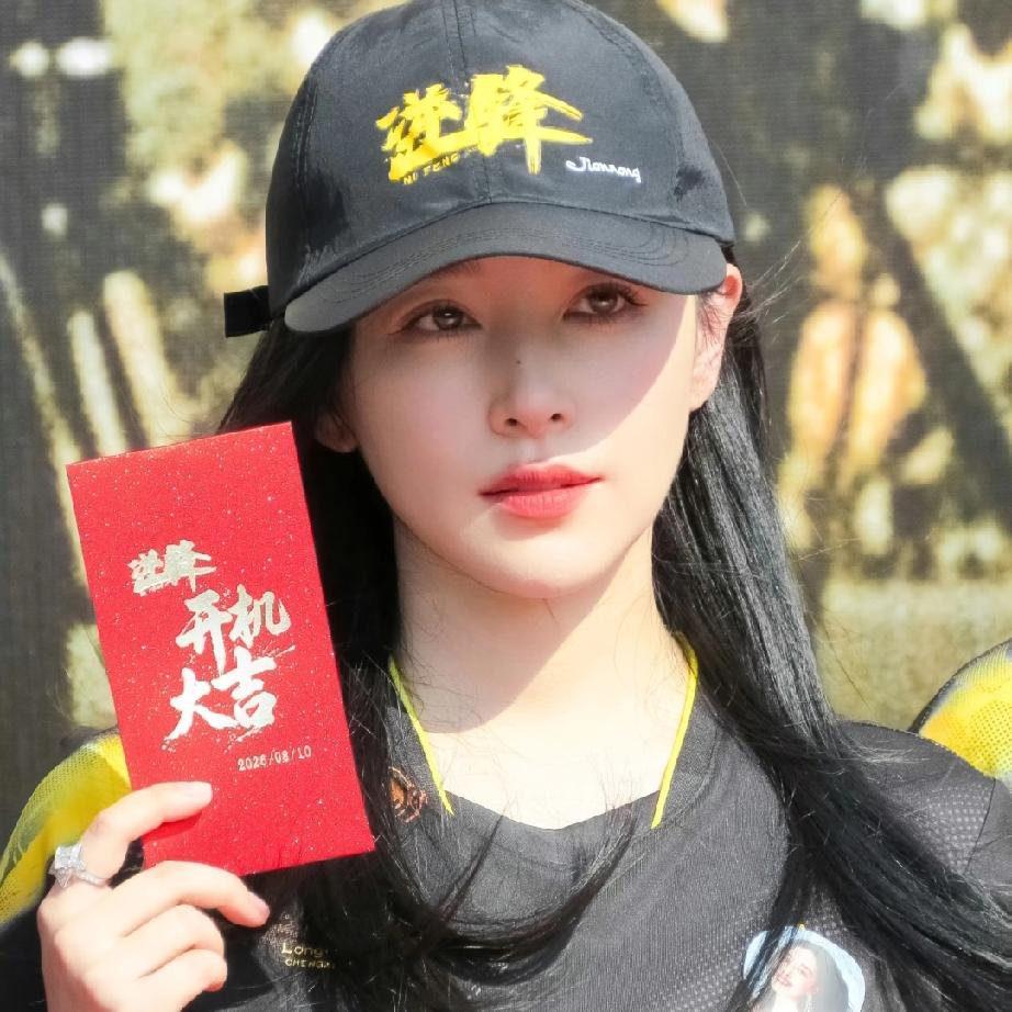 难怪阚清子产后8个月就着急开机，
不是因为家里缺钱需要她出来打拼，
也不是因为她