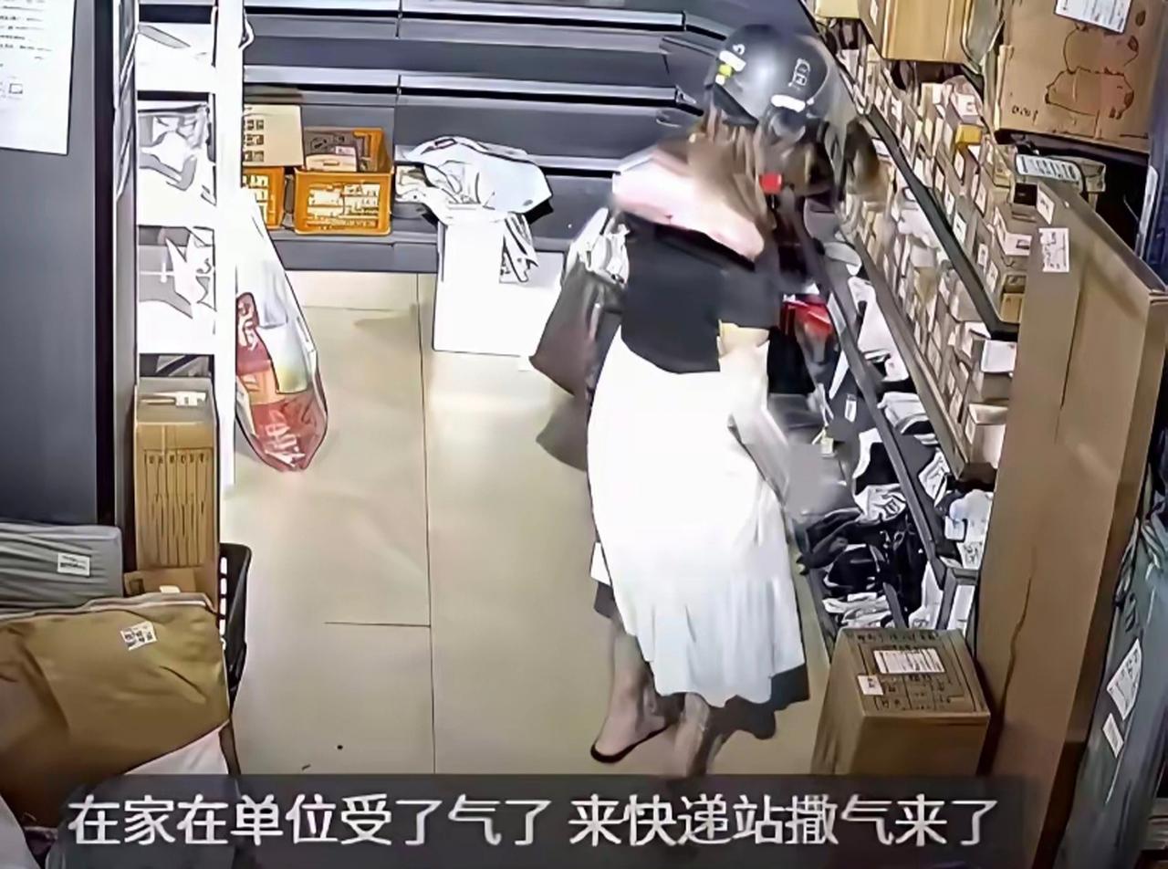 【广东女子恶意扔砸快递引争议！周兆成：情绪泄愤，绝不能凌驾法律之上】
 
近日，