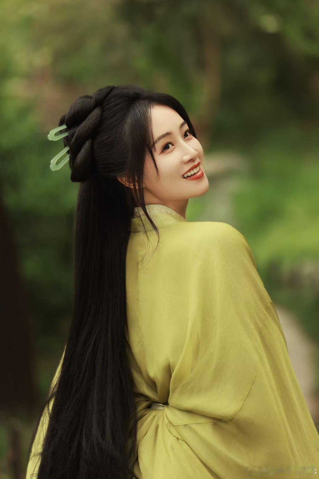 蓝盈莹粽绿古风造型 妆容重点落在眉间英气，打破传统古风的甜腻印象 ​​​
