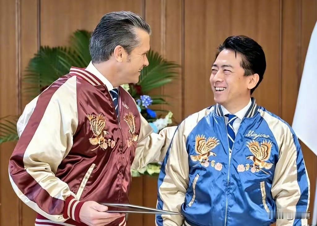 美国防长赫格塞斯访日期间，日本防卫相小泉进次郎曾赠送其一件家乡横须贺特色的刺绣夹