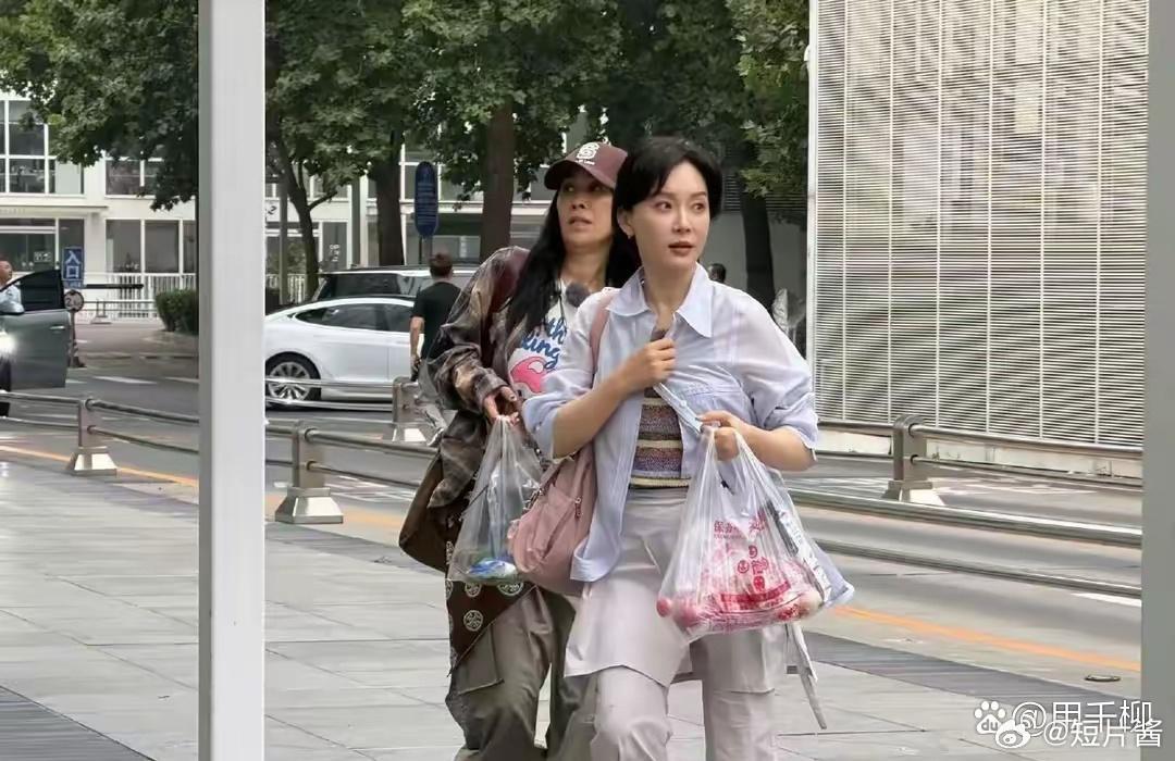 陈数与那英现身大街，气质对比强烈，那英的随性模样像极了邻家大妈 