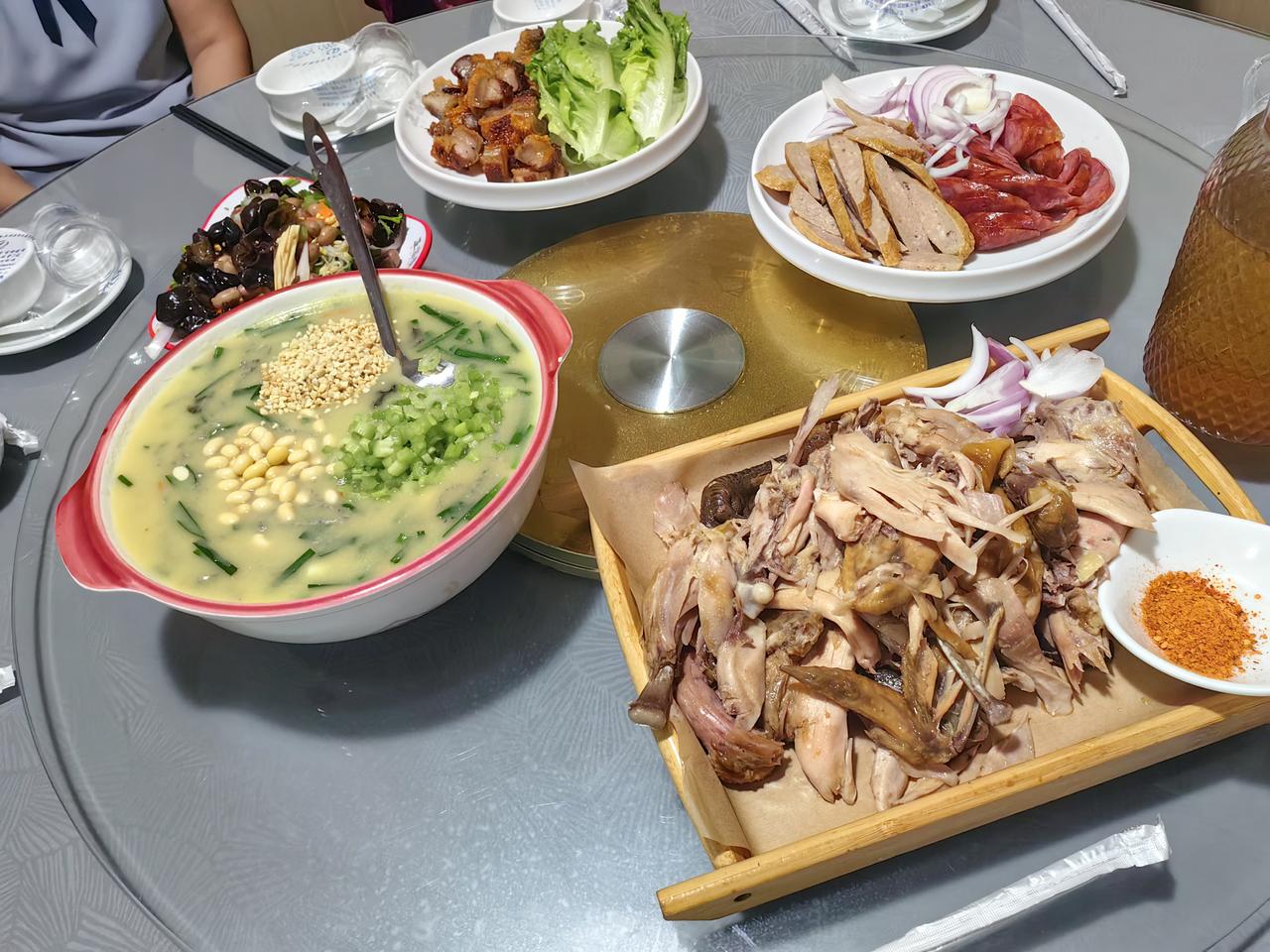 三五亲友小聚，
一盆糊涂面，
一只叫化鸡，
一份烤肠拼盘，
一盘烤五花肉，
一份