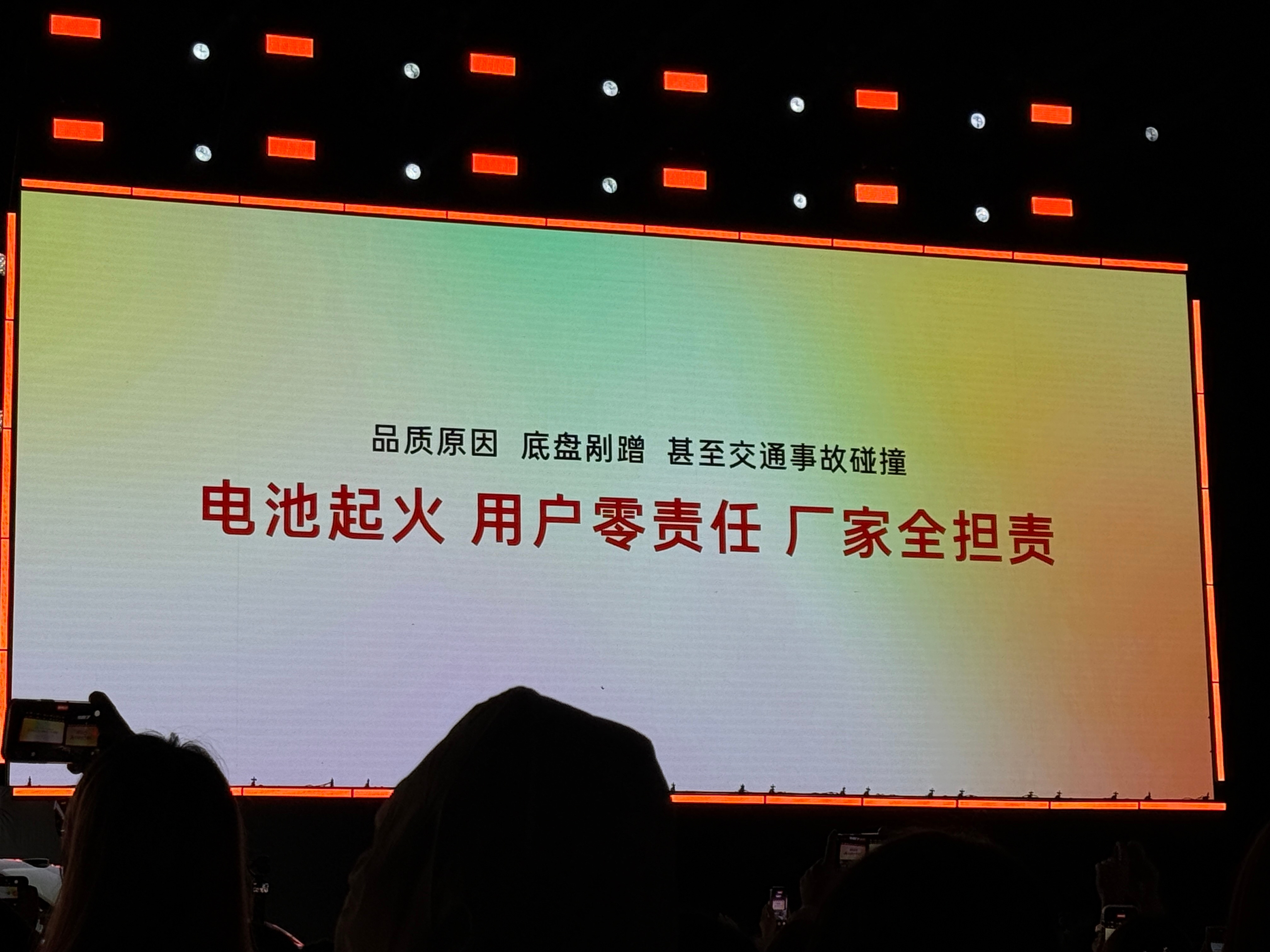 甜心教主果然不是吹的啊，心凌来了全场大哥都嗨了！刚刚在玉龙雪山脚下参加了铂智7用