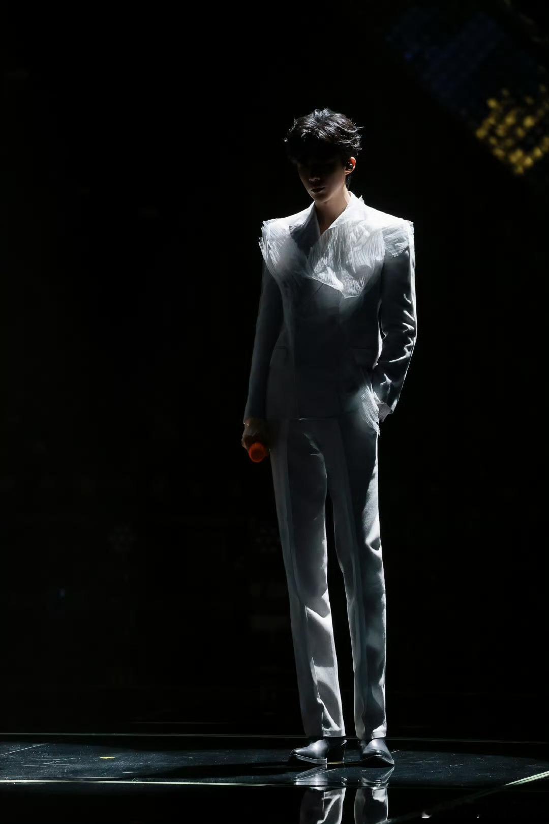 摩登兄弟给刘宇宁的小纸条/刘宇宁新歌门 /刘宇宁他在舞台上的气场两米八，太有魅力