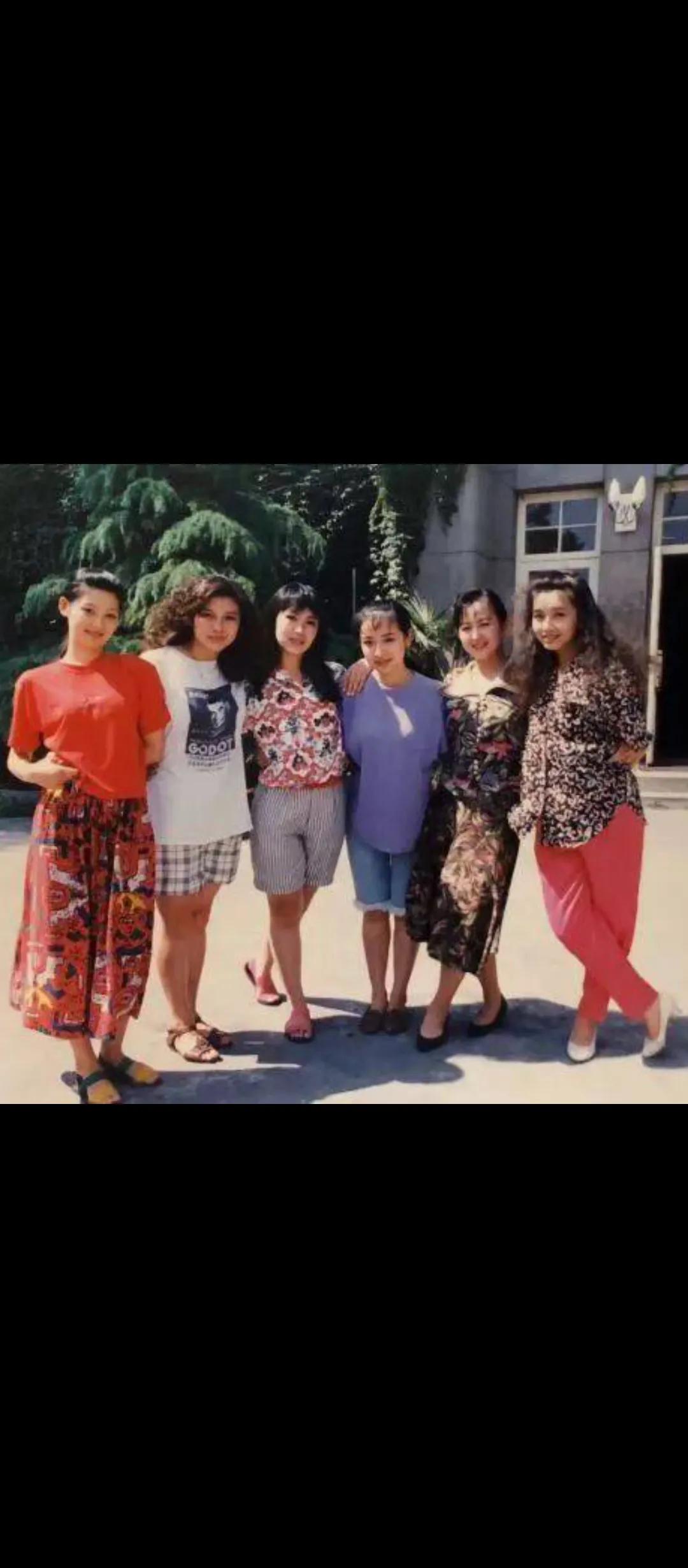 90年代，中戏87级表演班的六朵金花个个青春靓丽，你能认出几个？
#女星旧照# 