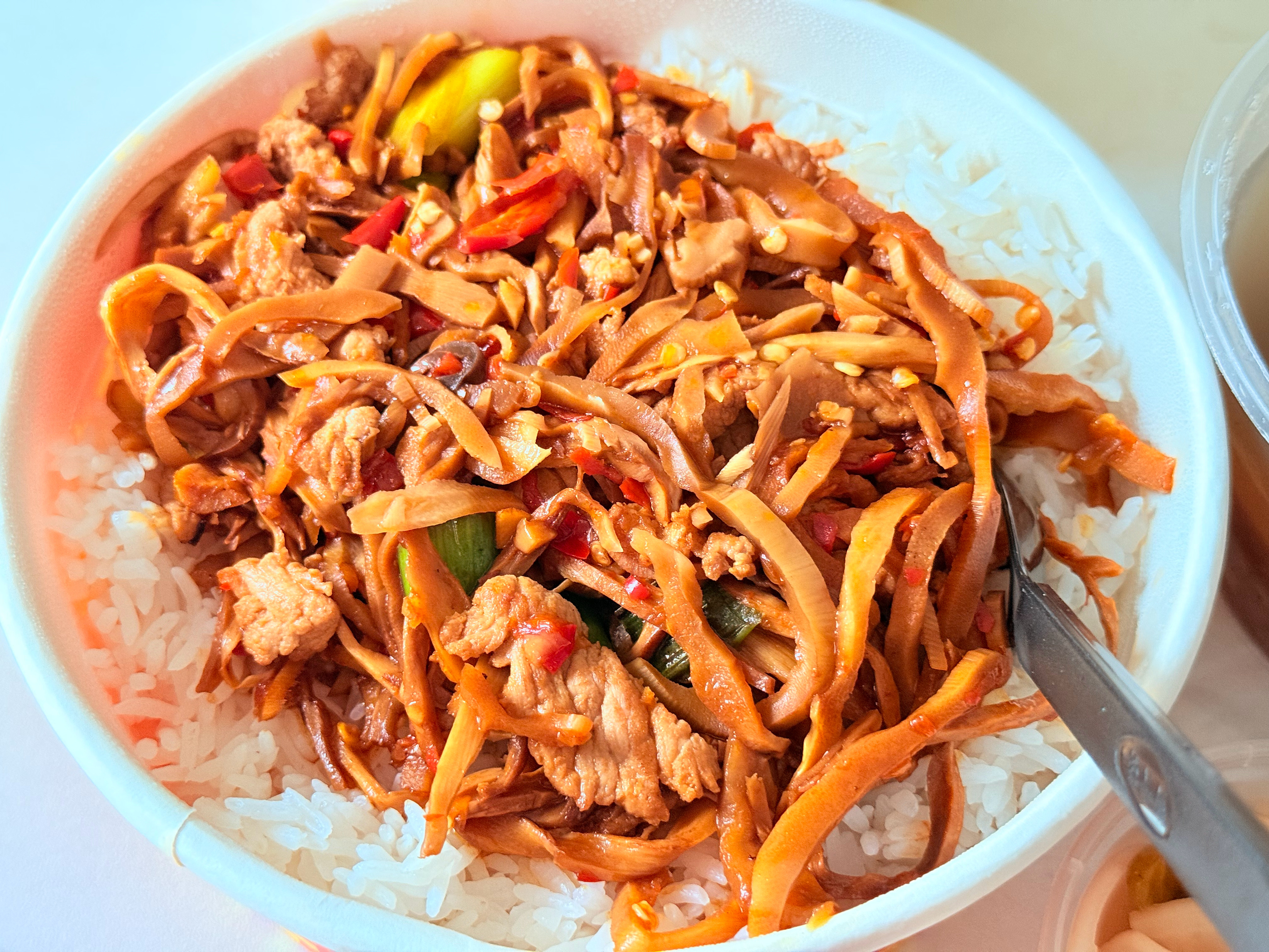 酱香小笋炒肉、咸菜萝卜、绿豆沙、笋好嫩，好吃。 