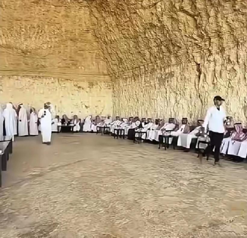 最近老听说中东局势紧张，可有些中东土豪跟没事人似的。他们躲在地堡里，那地堡设施齐