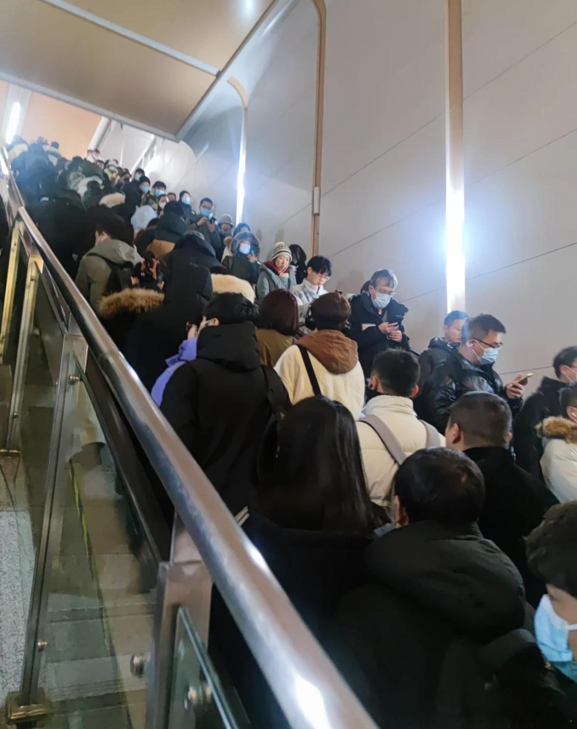 在大城市根本没有穿搭焦虑#龙年造梗大赛##本命年许愿池# ​​​