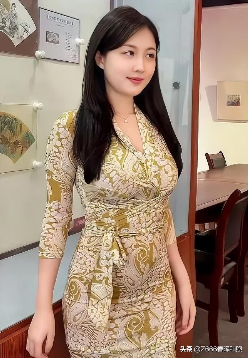 暖调碎花裙缠绕曼妙身姿，V领勾勒优雅曲线，温婉气质中，东方韵味与知性美悄然流淌。