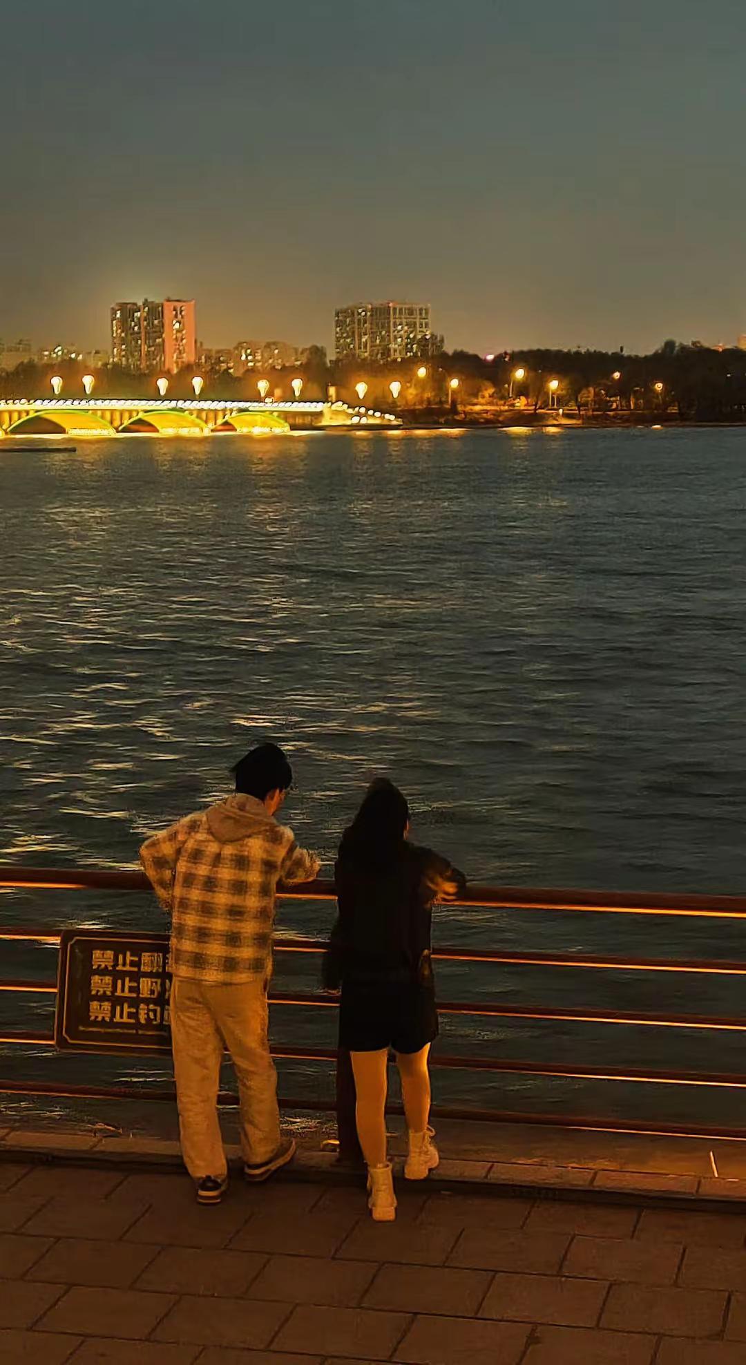 随拍 湖边傍晚的浪漫氛围 湖边夜景 其实幸福很简单