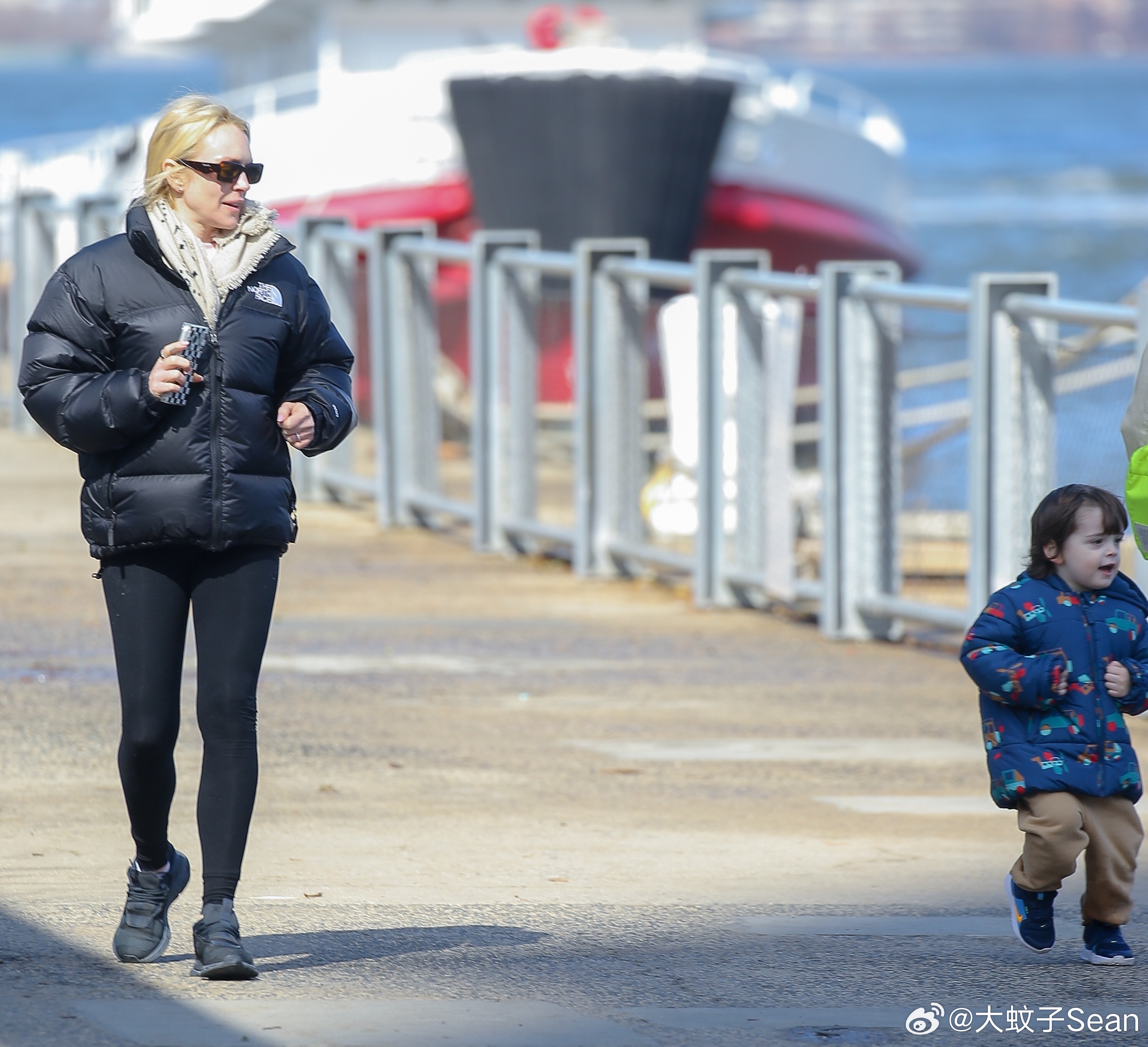 Lindsay Lohan林赛罗韩在纽约外出，带着儿子Luai到公园跑步，lil