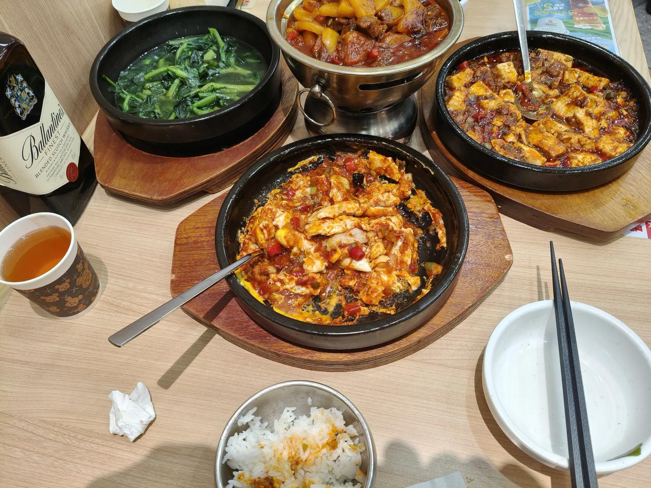 无意中支持了朝鲜一次！
米村拌饭，朝鲜族非遗，口感很好，汤和米饭免费！
餐具精致