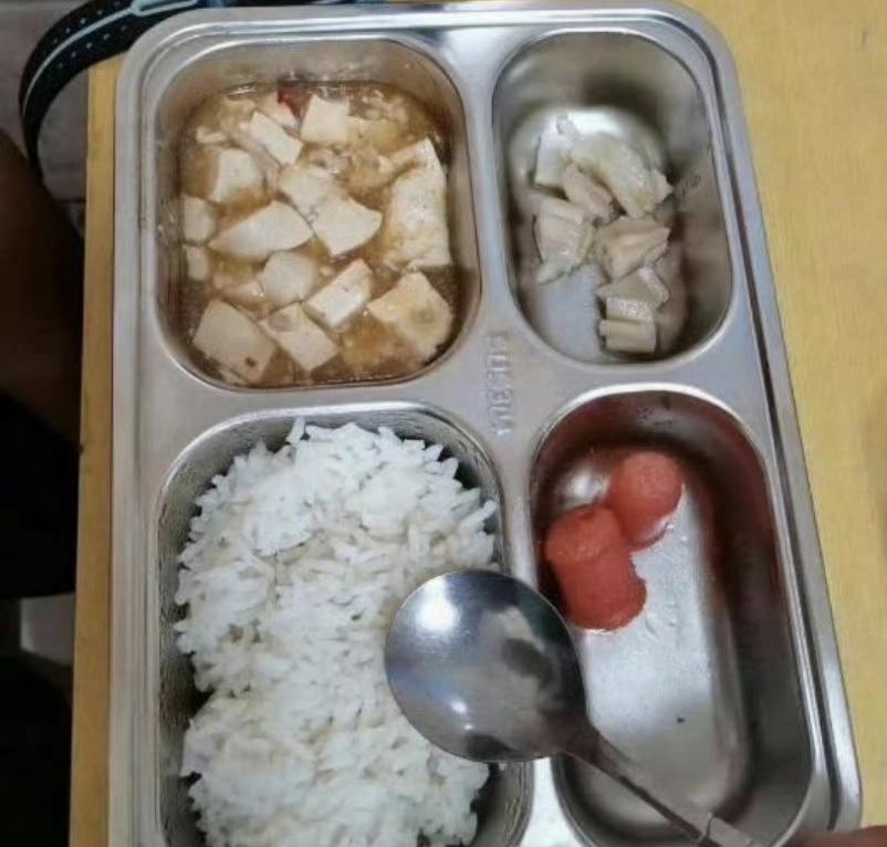 满满当当的是托管老师发的图片，
比较少的是我实际看到的，
因为孩子上学的时候有点