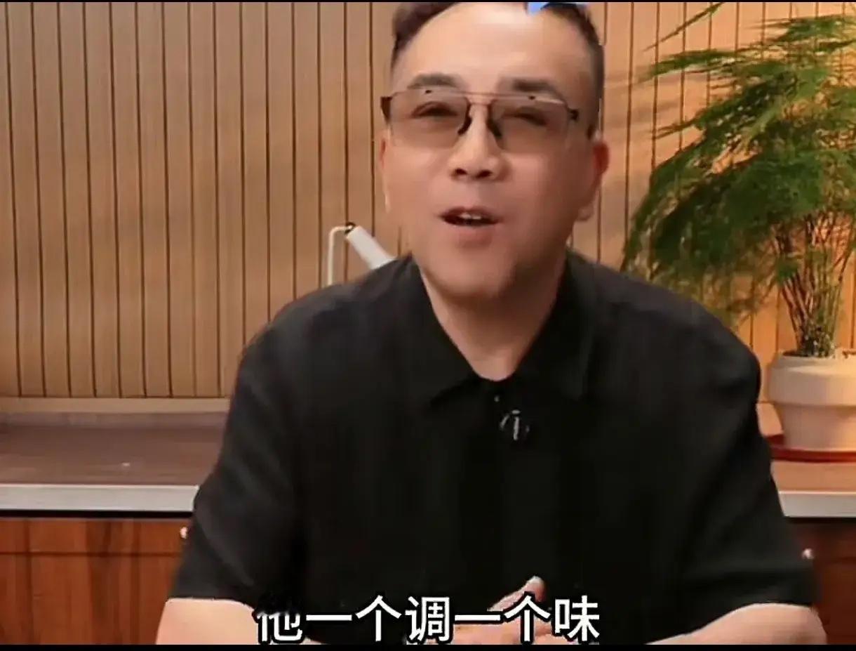 杨议开直播说起岳云鹏开演唱会那种不屑简直是完全刻在了脸上。杨议认为，岳云鹏唱歌都