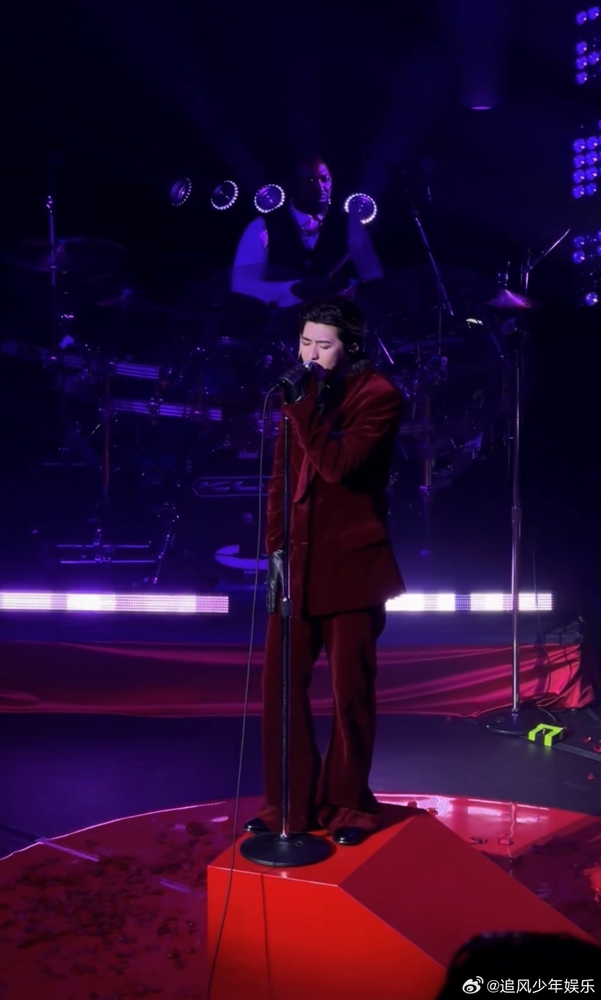 蔡徐坤2026kun全球巡回演唱会蔡徐坤巡演首站现场氛围拉满，动态剧院舞台设计用