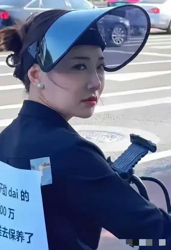 离谱炒作，北京骑小电驴美女背后小广告自称300年薪，大G去保养了。她说是做助贷的